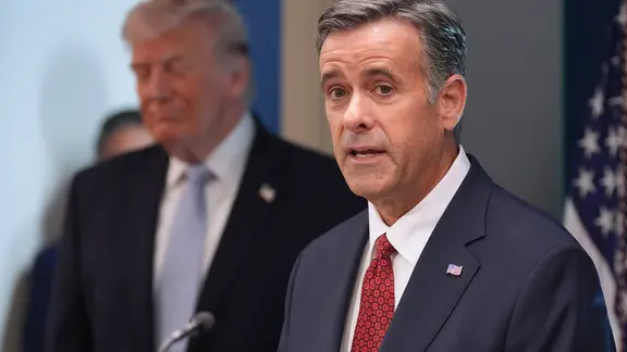 CIA-Direktor John Ratcliffe (r) spricht in Anwesenheit von US-