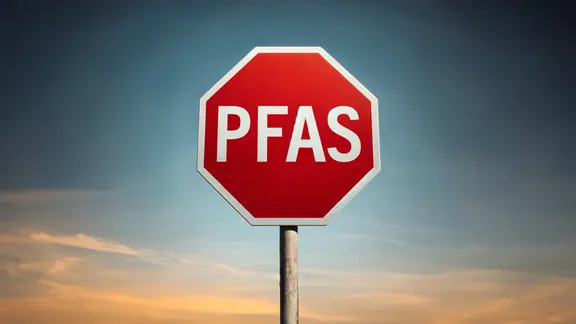 Stopschild mit Schriftzug PFAS