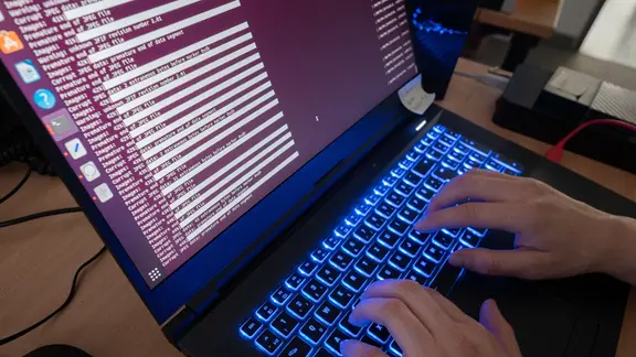 Eine Wissenschaftlerin eines Landeskriminalamts arbeitet an Computerbildschirmen