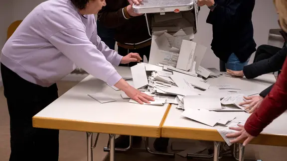 Wahlhelfer bei der Stimmenauszählung anlässlich der Bundestagswahl in einem Wahllokal in Berlin-Pankow.