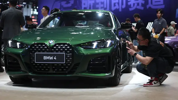 Menschen besuchen den BMW-Stand während der Beijing International Automotive Exhibition 2026, April 2026.