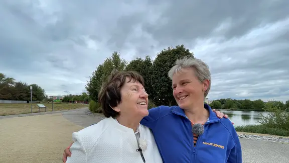 Helga Schubert und Chefgärtnerin Sandra Pech im Bürgerpark Wernigerode.