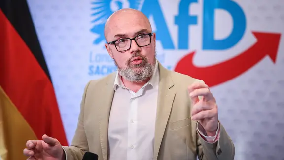 Hans-Thomas Tillschneider, stellvertretender Landesvorsitzender und Landesprogrammkoordinator der AfD Sachsen-Anhalt, gestikuliert während einer Pressekonferenz zur Vorstellung der Wahlkampagne zur Landtagswahl.