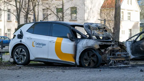 ausgebranntes Auto der Stadtwerke Leipzig