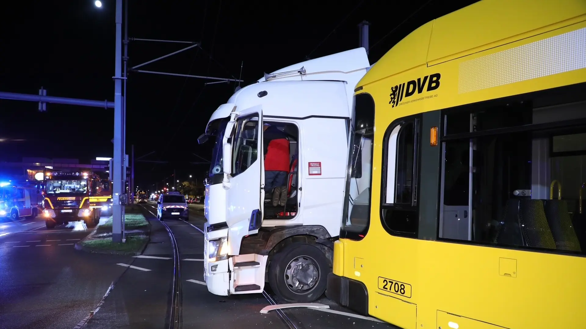 Kollision mit Lkw lässt Straßenbahn in Dresden entgleisen