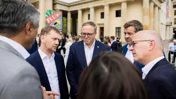 Die Ministerpräsidenten von Sachsen, Thüringen und Sachsen-Anhalt, Michael Kretschmer, Mario Voigt und Sven Schulze, mit Berlins Regierendem Bürgermeister Kai Wegner (v.l.n.r.) bei der Übergabe der Bewerbung um den Start der Tour des France 2029 in Berlin.