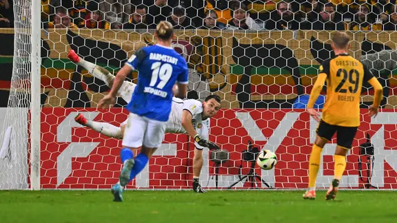 Rettungstat von Torwart Tim Schreiber (Dresden) gegen Fynn Luca Lakenmacher (Darmstadt), rechts: Lukas Boeder (Dresden), 30.10.2024, Fussball, GER, Saison 2024 2025, DFB-Pokal, DFB, Pokal, 2. Hauptrunde, 2. Runde, Rudolf-Harbig-Stadion Dresden, SG Dynamo Dresden - SV Darmstadt 98