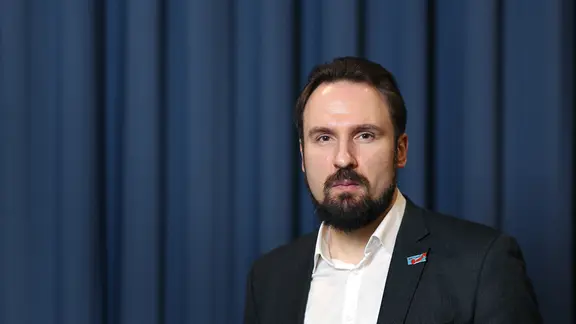 AfD-Mitglied Arno Bausemer posiert während des Landesparteitags der AfD Sachsen-Anhalt. 