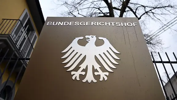 Ein Hinweisschild mit Bundesadler und dem Schriftzug Bundesgerichtshof, aufgenommen beim Bundesgerichtshof (BGH). 