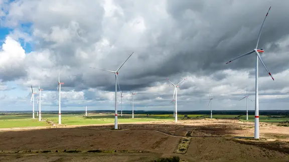 Mehrere Windräder drehen sich auf der Fläche des ehemaligen Tagebaus Jänschwalde in Südbrandenburg
