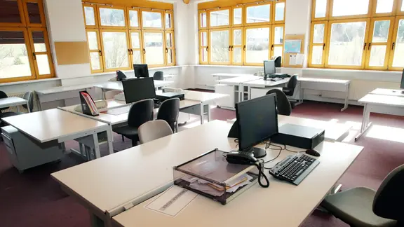 Ein leeres Klassenzimmer mit Computerplätzen in der Staatlichen Berufsbildenden Schule in Sonneberg. 
