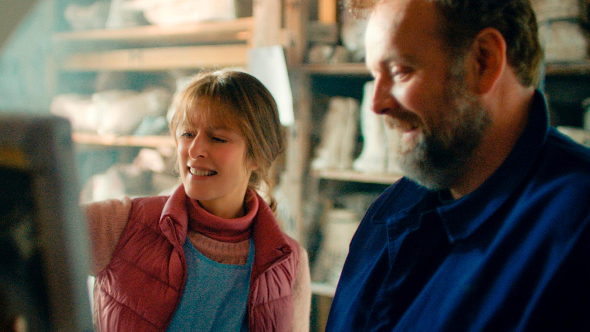 Maria (Karin Viard) lernt den Hausmeister Hubert (Grégory Gadebois) kennen, der die Akademie in- und auswendig kennt. | MDR/2022 ADNP – TF1 STUDIO - FRANCE 3 CINEMA