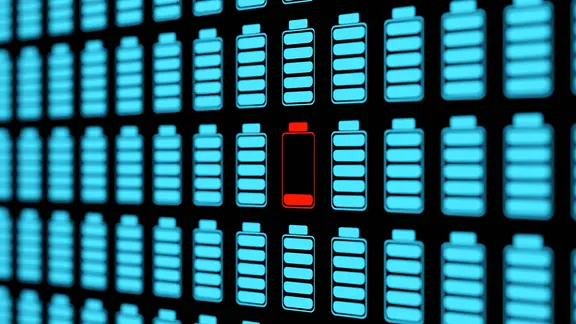Detailaufnahme eines Bedienpanels: Mehrere Batterien sind voll geladen, eine Batterie ist entladen.
