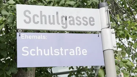 Straßenschild mit zwei verschiedenen Namen