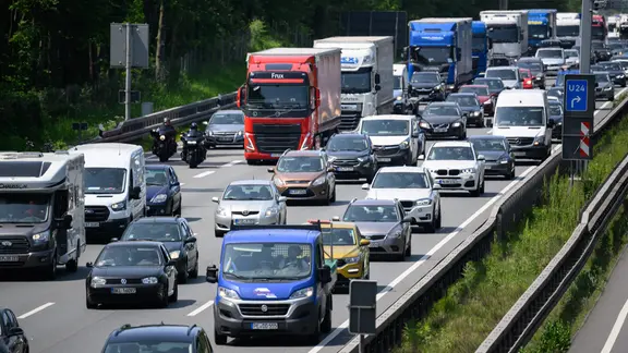 Autos und Lkw auf der A2 bei Hannover. 