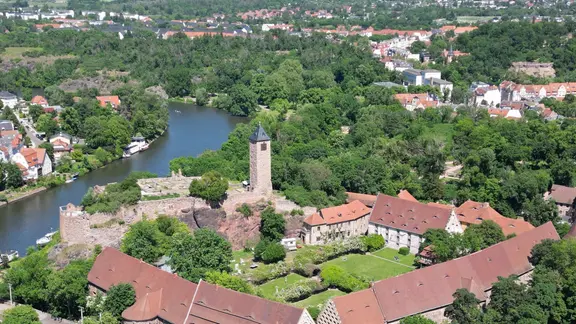 Luftbild der Burg Giebichenstein in Halle