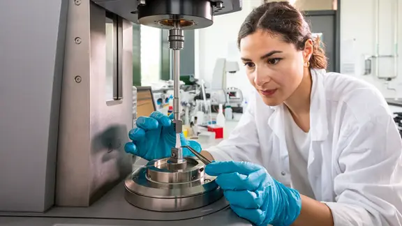 Eine Frau arbeitet in einem Labor