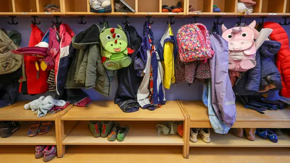 Eine Garderobe in einer Kita.