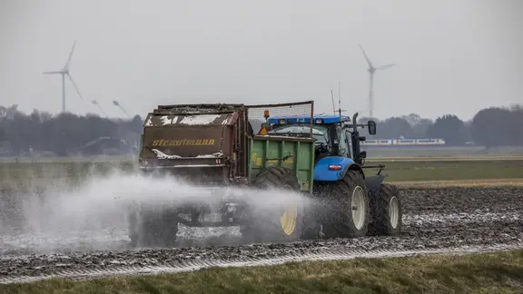 Dnger pltzlich weg: Diebesbanden bestehlen Agrarbetriebe in Thringen |  mdr.de