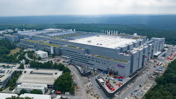 Blick auf die neue Smart Power Fab von Infineon in Dresden. (Luftaufnahme mit Drohne).