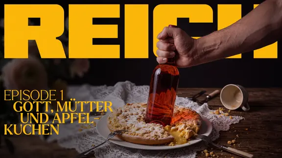 Apfelkuchen mit Schnapsflasche, Schriftzug Reich – Gott, Mütter und Apfelkuchen