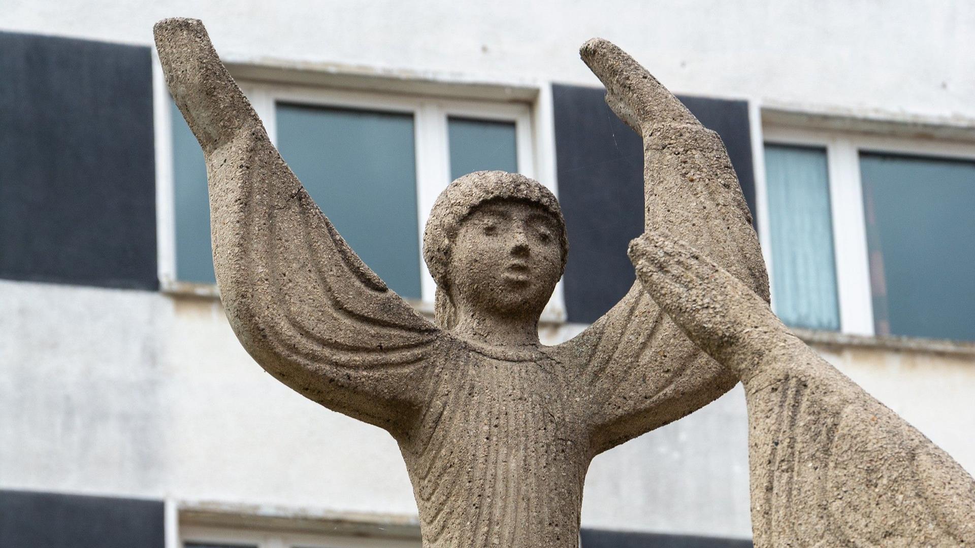 DDR-Kunst im öffentlichen Raum Dessau: eine Skulptur aus Stein, zu sehen sind Artisten | LDA Sachsen-Anhalt, Christoph Liepach