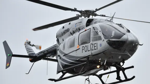 Der neue Hubschrauber EC 145 der Thüringer Polizei startet zu einer Einsatzübung. 
