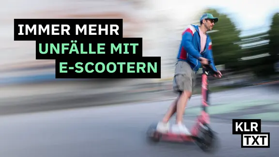 Ein Mann ist auf einem E-Scooter unterwegs.