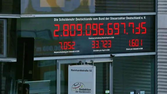 Die Schuldenuhr des Bundes der Steuerzahler zeigt unter die Zinsen pro Sekunde mit 1.601 Euro an.