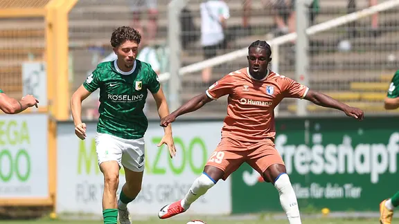 Laufduell im Testspiel zwischen der BSG Chemie Leipzig und dem 1. FC Magdeburg. 