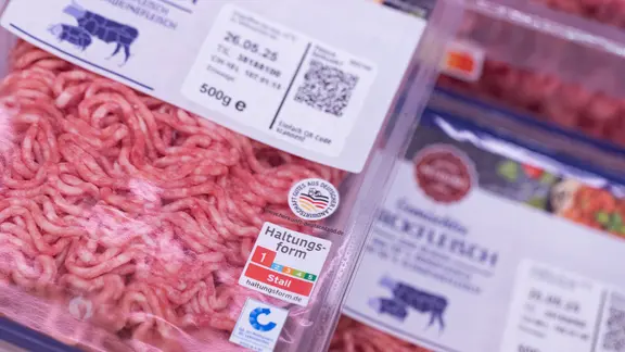 Rindfleisch mit Haltungsform 1 liegt bei ALDI SÜD in Kühlschränken.