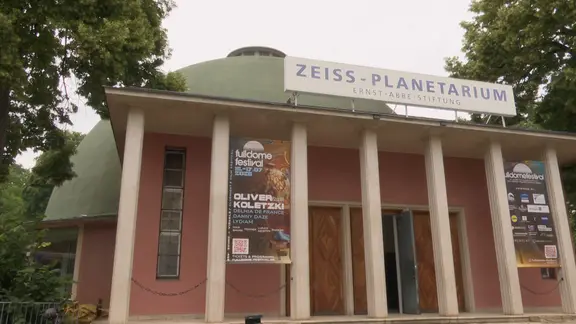 Eine Außenansicht des Zeiss-Planetarium in Jena.