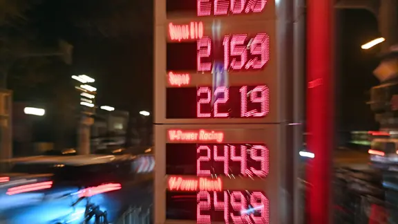 Eine Anzeigetafel zeigt Sprit-Preise.