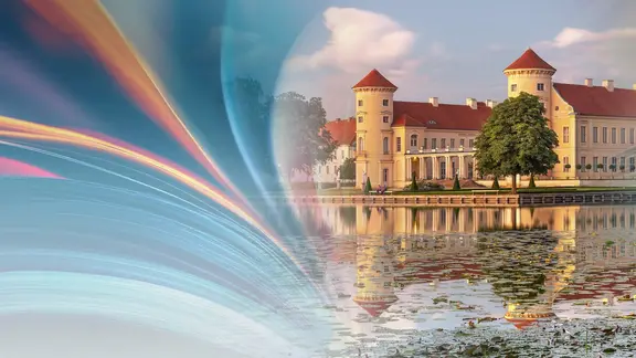 Blick auf Schloss Rheinsberg mit dem See davor