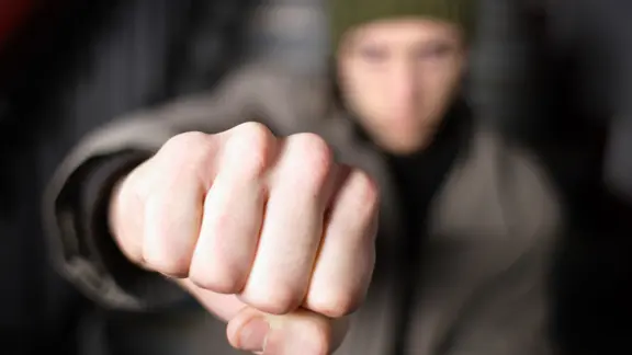 Jugendlicher mit geballter erhobener Faust