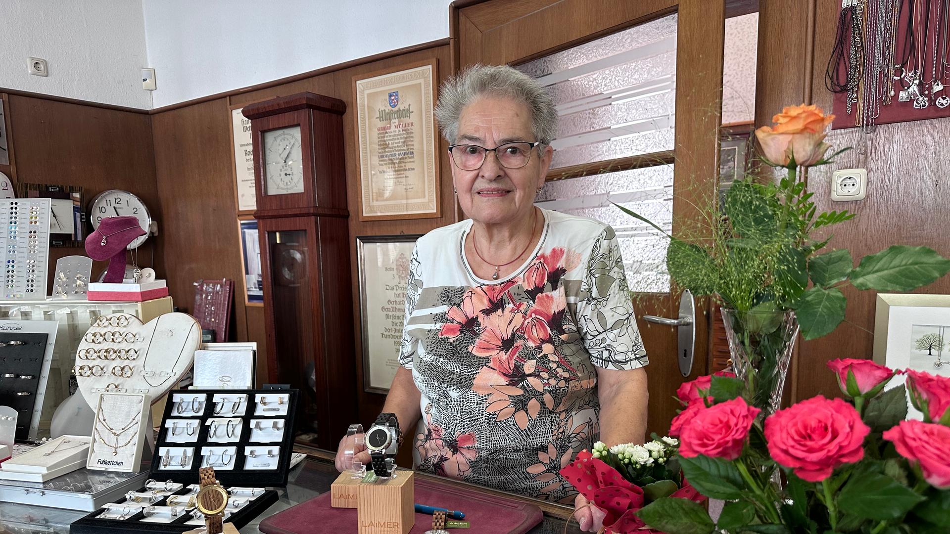 Keine Zeit für die Rente: Uhrmacherin steht auch mit 85 Jahren in ihrem Traditionsgeschäft