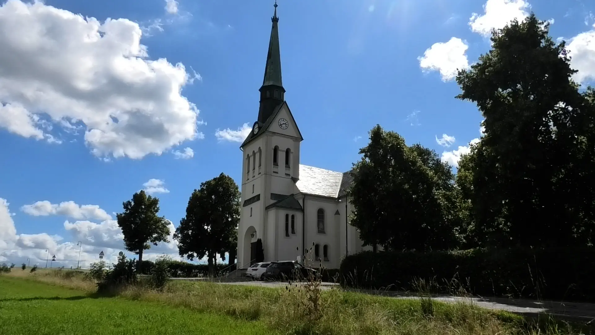 Kreuz, Kupferrohr und Kelche weg: Diebe demolieren Kirche im Erzgebirge