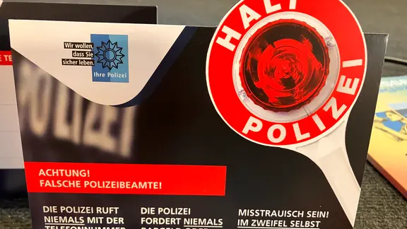 (M) Info-Aufsteller der Polizei zu Schock-Anrufen