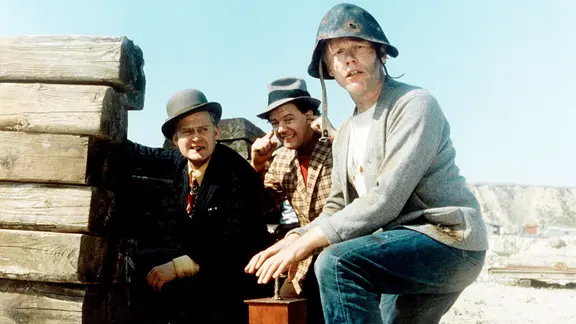 Selbst der einschlägig begabte Tresorknacker Dynamit-Harry (Preben Kaas, re.) schafft es nicht, den von Egon Olsen (Ove Sprogöe, li.) und Benny (Morten Grunwald, Mitte) erbeuteten ominösen Geigenkasten zu öffnen.