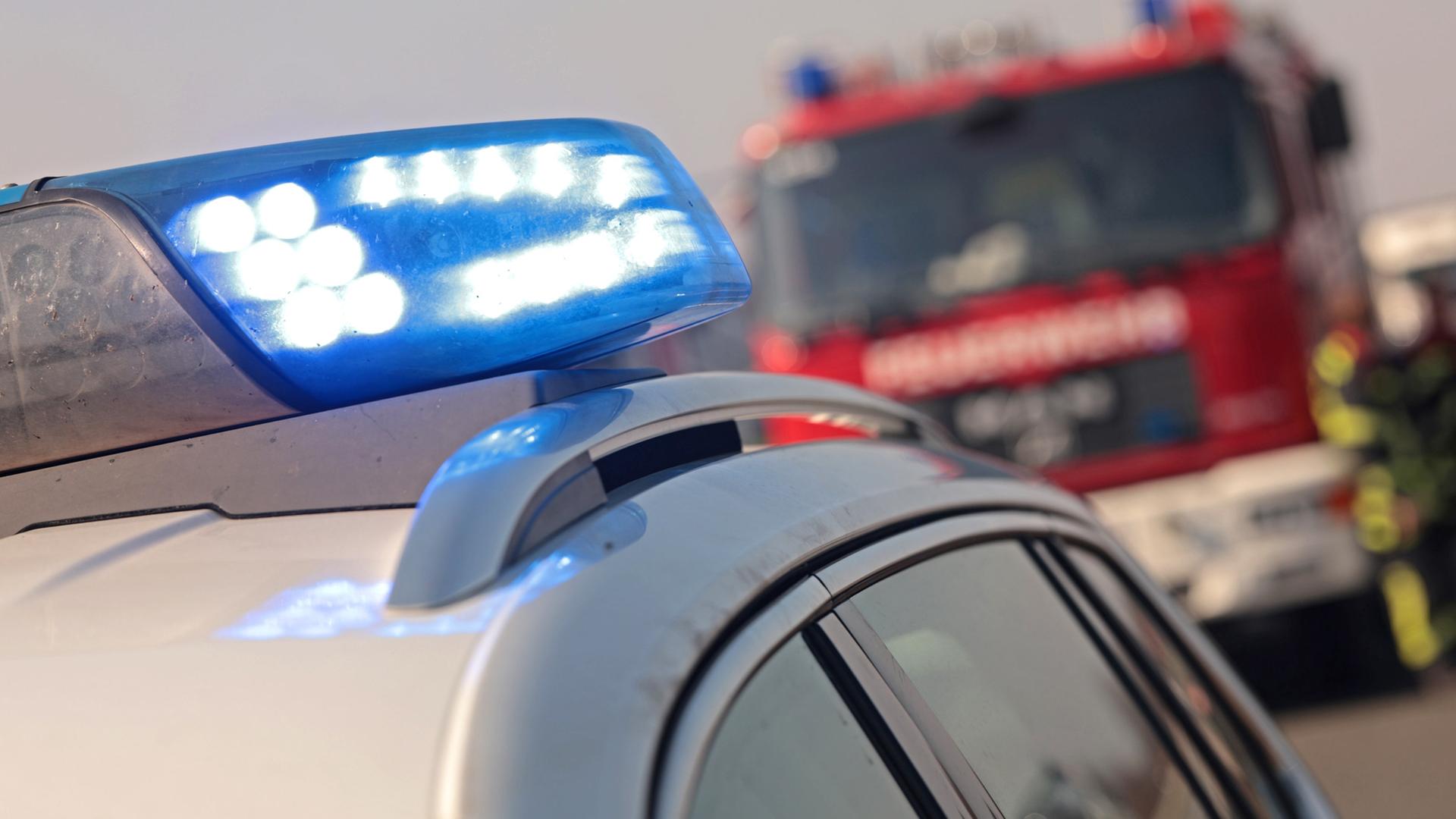 Symbolbild: Polizei und Feuerwehr bei einem Unfall | picture alliance/dpa | Matthias Bein