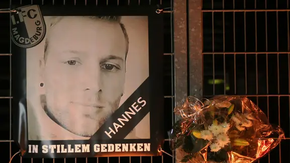 Mahnwache für den verstorbenen FCM-Fan Hannes S. vor der MDCC-Arena Magdeburg am 12.10.2016 Mahnwache für den verstorbenen FCM-Fan Hannes S. vor der MDCC-Arena Magdeburg am 12.10.2016