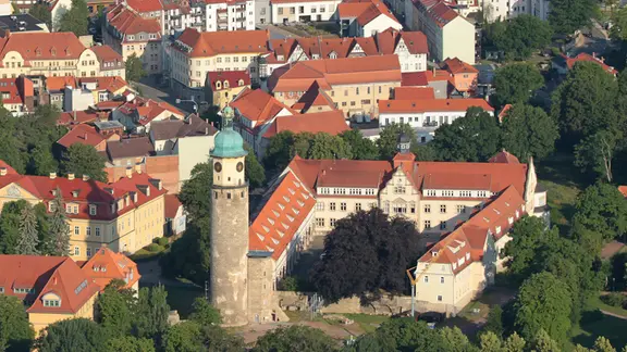 Arnstadt, Blick ueber die Stadt mit Schlossruine Neideck, daneben das Landratsamt Ilm-Kreis