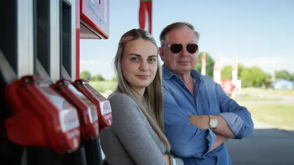 Marie Landsberg übernimmt den elterlichen Betrieb, eine Tankstelle in Arendsee. Ihr Vater Alfred Landsberg ist eine große Stütze. Beide hoffen, dass es in der Landespolitik zu einer Veränderung kommt.