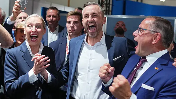Ulrich Siegmund (M, AfD), Spitzenkandidat und Co-Vorsitzender der AfD-Landtagsfraktion Sachsen-Anhalt, jubelt mit Alice Weidel (l, AfD), Bundesvorsitzende und Co-Vorsitzende der AfD-Bundestagsfraktion, und Tino Chrupalla (AfD), Bundesvorsitzender und Co-Vorsitzender der AfD-Bundestagsfraktion, nach der Prognose zum Ergebnis der Landtagswahl Sachsen-Anhalt.