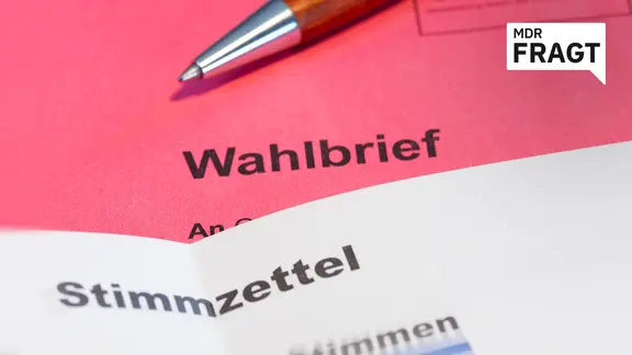 Briefwahl Symbolbild: Nahaufnahme von einem Wahlbrief mit dabei liegendem Stimmzettel