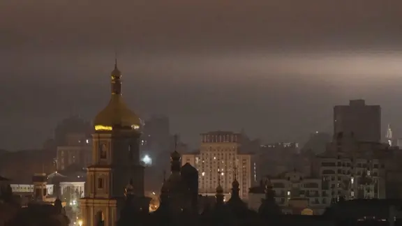 Kiew in der Nacht mit Blick auf die Stadt. 