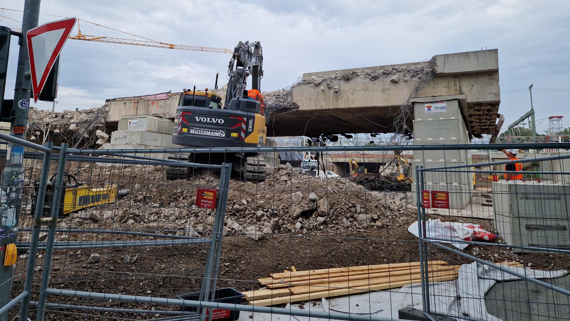 Schmidtstedter Knoten: "Tausendfüßler" holt 1.500 Tonnen schweres Teil aus Bahnbrücke