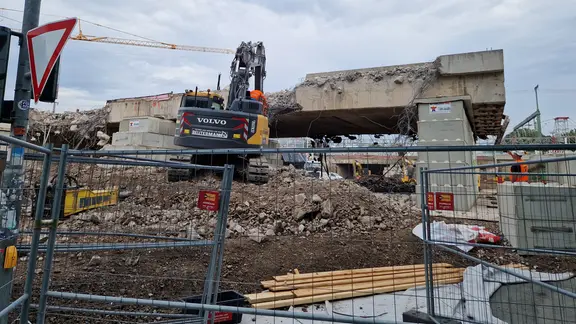 Bauarbeiten an einer Brücke.