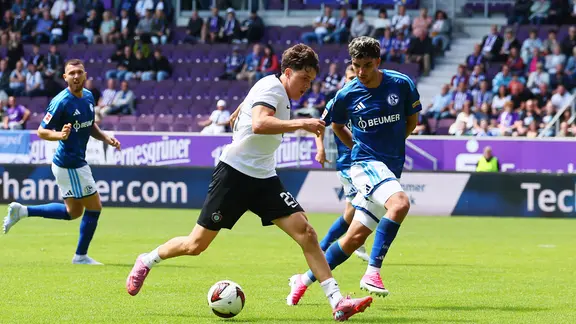 Aues Maxim Burghardt (li.) gegen den Schalker Mertcan Ayhan