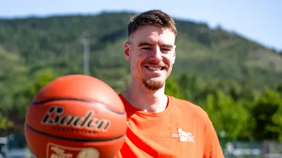 Science City Jena Neuzugang Tanner Stuckman hält einen Ball in die Kamera.